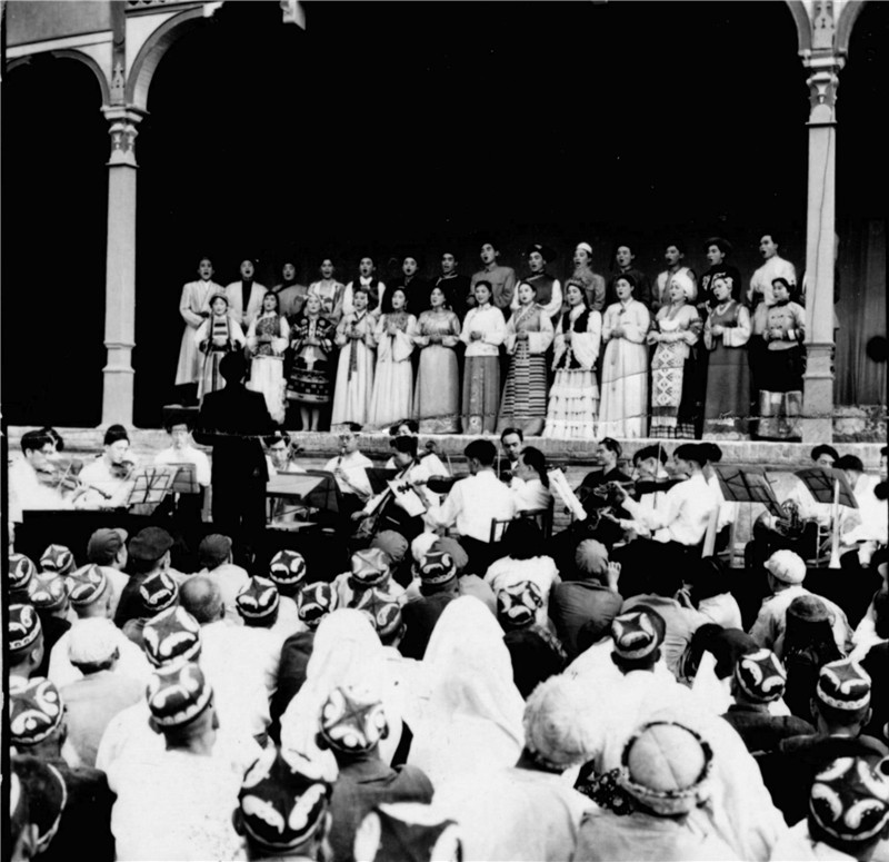 1955年新疆自治区成立（在喀什演出）.jpg