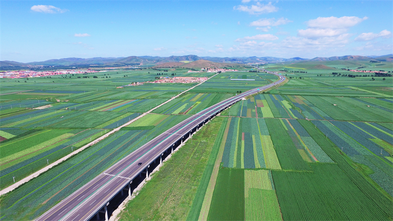 1河北省交通运输厅支持的公路建设项目：承德丰宁－张承高速公路穿过丰宁地区，曾经偏远的村落离城市不再遥远.jpg