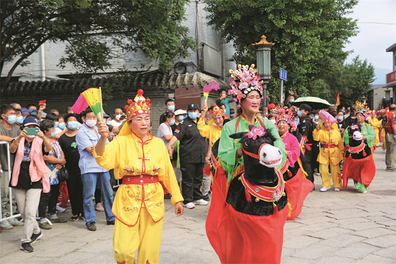 4图说：8月21日，“千年古镇·长城之约”主题长城庙会上的花会巡演 (2).jpg