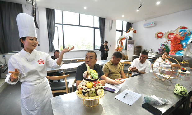 各族学员在四川省成都市财贸职业高级中学校学习面点制作技巧_中新社_王磊_摄.jpg