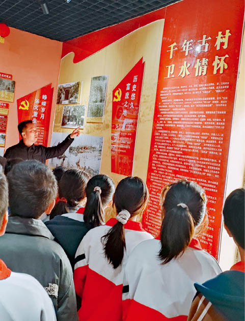 大名县营镇回族乡西营镇村党支部书记郭辉为来西营村史馆参观的学生们讲解西营村历史上涌现出的革命英烈的英勇事迹_(2).jpg